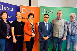 越南驻奥地利大使武黎太黄与维也纳农业大学代表合影。（越南驻奥地利大使馆供图）