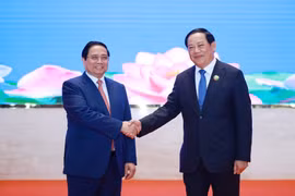 越南政府总理范明政与老挝政府总理宋赛·西潘敦共同主持了越老双边合作政府间委员会第48次会议。图自越通社