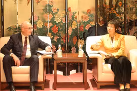 越南通讯社社长武越庄与俄罗斯塔斯社社长安德烈·孔德拉绍夫。图自越通社
