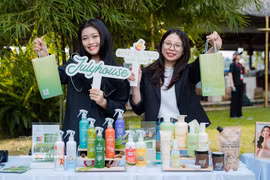 在胡志明市一家企业的一场直播。图自越通社
