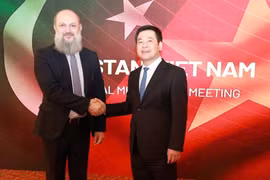 越南工贸部部长阮鸿延与巴基斯坦贸易部长贾姆·卡马尔·汗合影。图自政府报