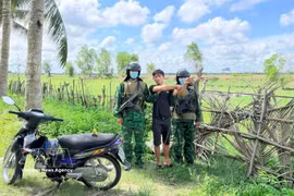涉案嫌疑人在组织他人偷越国边境时被木牌国际口岸边防不对当场抓获。图自越通社