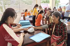 医务人员为老年人进行体检。图自越通社