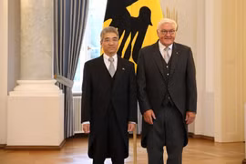越南驻德国特命全权大使阮得成与德国总统弗兰克-瓦尔特·施泰因迈尔合影。图自越通社