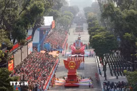 纪念南方解放、国家统一50周年的国家级阅兵游行活动。图自越通社
