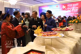 范越雄大使向威查瓦·伊萨拉帕迪副部长介绍越南美食。图自越通社