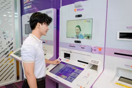 客户在先锋股份商业银行使用LiveBank 24/7自动银行服务。图自TP Bank
