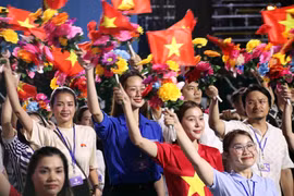 国家统一50周年：胡志明市举行50名先进海外越侨表彰会