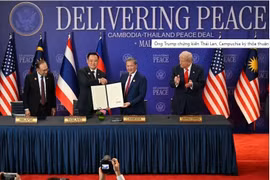 泰国总理阿努廷·查维拉空与柬埔寨首相洪玛奈在东盟轮值主席国马来西亚总理安瓦尔·易卜拉欣以及美国总统唐纳德·特朗普的见证下签署联合声明。图自法新社