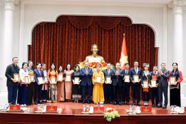 越共中央总书记、国家主席苏林会见了第十六届国会少数民族代表