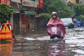受剑鱼台风环流影响，河内特大暴雨致多地内涝 交通一度瘫痪