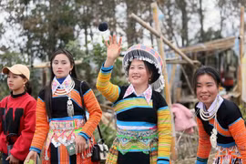 山罗省北安县华闲乡赫蒙族女性在春节期间参加投掷布球（Pao）比赛。图自 越通社