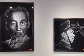 玻璃为纸锤为笔 绘就领袖光辉像