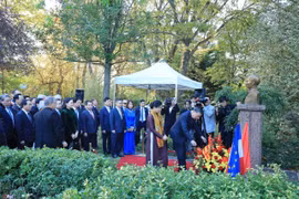 越共中央总书记、国家主席苏林向法国胡志明主席雕像敬献鲜花
