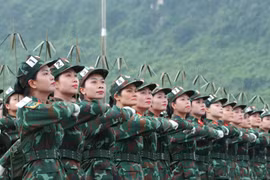 女性通信军官方阵参加合练。图自 越通社