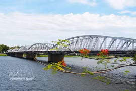 顺化市钱场桥恢复原有银灰色涂装