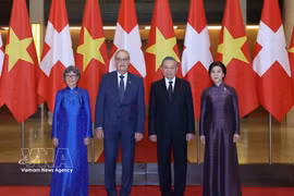越南举行隆重仪式 欢迎瑞士联邦主席及夫人对越南进行正式访问