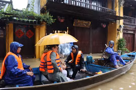 职能部门人员协助外国游客转移至安全地点。图自 越通社