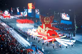 纪念南方解放、国家统一50周年庆典的阅兵和游行预演，于4月25日晚在胡志明市第一郡黎笋街举行。图自 越通社