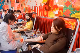 无偿献血者在中央血液学与输血医学院参加献血活动。图自 越通社