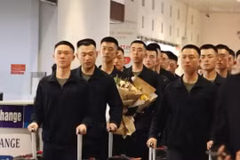 中国人民解放军官兵抵达胡志明市 参加越南纪念南方解放、国家统一50周年庆典的阅兵活动