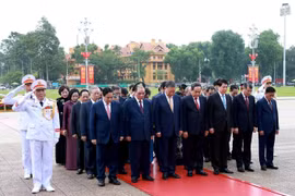 党和国家领导人瞻仰胡志明主席陵 纪念胡志明主席诞辰136周年