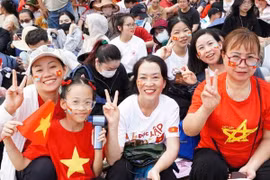 第一次综合演练：街道上挤满了等待的民众