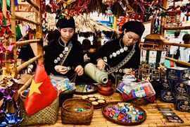 老街省展位工作人员为游客奉茶。图自 越通社