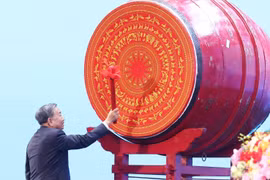 越共中央总书记苏林敲响锣鼓，宣布2025—2026学年正式开学。图自 越通社