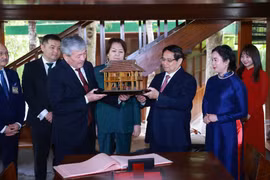 范明政总理向吉尔吉斯斯坦总理阿迪勒别克•卡西马利耶夫介绍胡志明主席生前生活和工作空间。图自 越通社