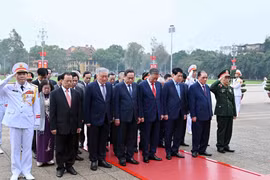 由越共中央总书记苏林率领的越南党和国家现任、前任领导人代表团入陵瞻仰胡志明主席遗容。图自 越通社
