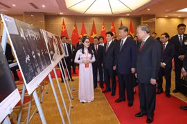 越共中央总书记苏林、国家主席梁强与中共中央总书记、国家主席习近平及代表团成员共同参观“越中建交75周年图片展”。图自 越通社