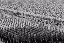 1975年9月2日上午举行的庆祝越南民主共和国成立30周年的集会、阅兵和游行活动，吸引了40多万名群众和军民以及600多名国际代表参加。图自 越通社