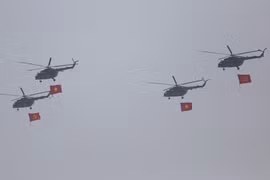 悬挂党旗和国旗的直升机按照“3-4-3”编队飞行，整齐划一，气势磅礴。图自 越通社