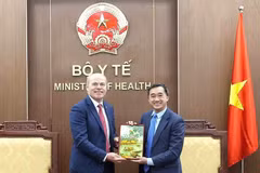 越南卫生部副部长陈文舜会见加拿大驻越南特命全权大使詹姆斯·尼克尔。图自互联网