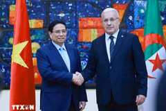 范明政总理与阿尔及利亚国民议会议长易卜拉欣·布加利。图自越通社