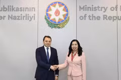 越南外交部副部长黎氏秋姮与阿塞拜疆外交部副部长埃尔努尔·马梅多夫。图自国际报