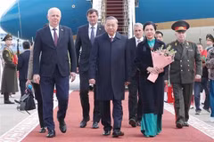 越共中央总书记与夫人抵达明斯克机场。白俄罗斯副总理阿纳托利·西瓦克来到机场迎接苏林一行。图自越通社