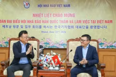 越共中央委员、《人民报》总编辑、越南新闻工作者协会主席黎国明（右）与韩国记者协会会长朴钟贤。图自越通社