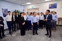 中央政策与战略部部长阮青毅对三星越南研发中心进行实地考察。图自越通社