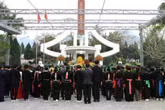 众多民众前来河江省渭川国家烈士陵园进香。图自越通社