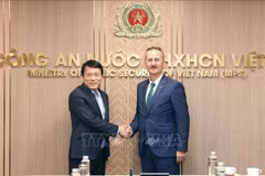 公安部长梁三光大将会见土耳其国防工业局局长哈鲁克·戈尔贡。图自越通社
