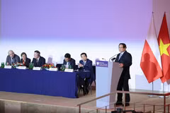 越南政府总理范明政在波越企业论坛上发表讲话。图自越通社