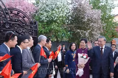 苏林与哈越南驻哈萨克斯坦大使馆干部和旅哈越南人代表会面。图自越通社