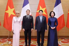 越南国家主席梁强夫妇与法兰西共和国总统埃马纽埃尔·马克龙夫妇。图自越通社