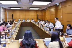 国会分组讨论了《〈教育法〉若干条款修改补充法》、《高等教育法（修正案）》、《职业教育法（修正案）》等三项法案。图自越通社