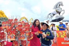 游客高兴地接收红包。图自越通社
