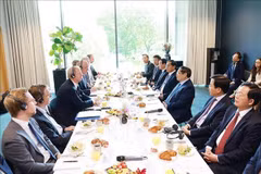 越南政府总理范明政与瑞典大型经济集团领导共进工作早餐。图自越通社