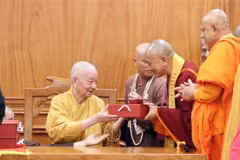 越南佛教教会法主释智广向各位国际佛教代表团团长赠送纪念品。图自越通社