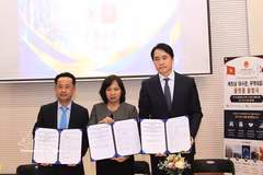 越南驻韩国商务处、越南驻韩国科技办事处与韩国合作伙伴签署合作谅解备忘录。图自越通社